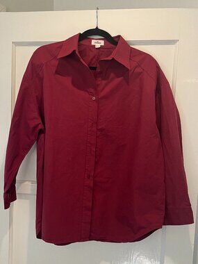 The KORNER crisp cotton button-up collared blouse in burgundy - SM